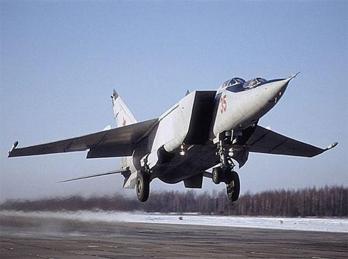 MiG-25 Foxbat được thiết kế bởi Phòng thiết kế Mikoyan-Gurevich của Liên Xô, với nhiệm vụ trinh sát và đánh chặn. Đây là một trong những máy bay chiến đấu có tốc độ nhanh nhất, chính thức đi vào hoạt động năm 1970.