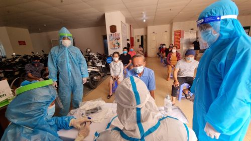 Lực lượng y tế lấy mẫu xét nghiệm hộ gia đình các khu chung cư tại phường Hòa Thọ Đông, quận Cẩm Lệ. Ảnh: Thanh Trần. 