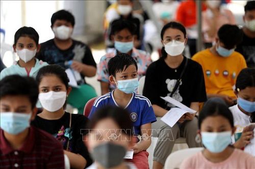 Người dân xếp hàng chờ tiêm vaccine phòng COVID-19 tại Phnom Penh, Campuchia. Ảnh: AFP/TTXVN