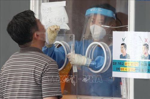 Nhân viên y tế lấy mẫu xét nghiệm COVID-19 tại Seoul, Hàn Quốc, ngày 15/8/2021. Ảnh: YONHAP/TTXVN
