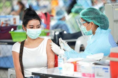 Tiêm vaccine ngừa COVID-19 cho người dân tại Bangkok, Thái Lan. Ảnh: THX/TTXVN