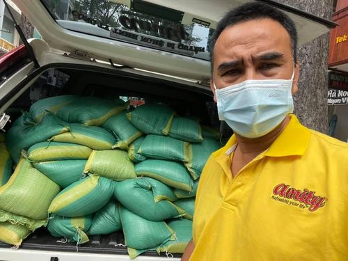  Quyền Linh phát gạo tại nhiều địa điểm. Ảnh: NVCC. 