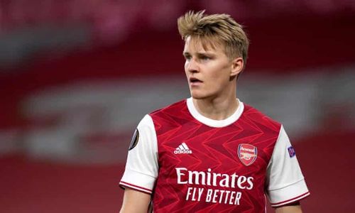  Arsenal cũng ký hợp đồng với Martin Odegaard, người khoác áo "Pháo thủ" ở nửa sau mùa giải 2020/21 theo dạng cho mượn. Đội chủ sân Emirates phải trả cho Real Madrid 35 triệu euro để có được chữ ký của tiền vệ người Na Uy. 