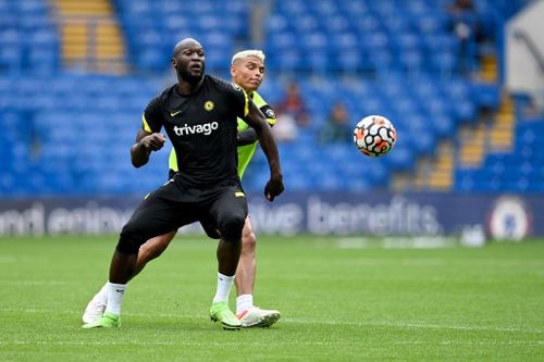  Chelsea tốn 115 triệu euro để mang Romelu Lukaku trở lại sân Stamford Brigde. "The Blues" khá cân đối trong chi tiêu khi đã thu về khoản tiền hơn 76 triệu euro từ việc bán và cho mượn cầu thủ. Ngoài Lukaku, Chelsea chỉ mang về một tân binh nữa là thủ môn Marcus Bettinelli theo dạng chuyển nhượng tự do. 