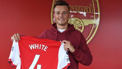  Bản hợp đồng đắt giá nhất của Arsenal mùa hè này là Ben White. Cựu trung vệ Brighton khiến "Pháo thủ" tốn 58,5 triệu euro. Ngoài ra, Arsenal cũng đã chiêu mộ Albert Sambi Lokonga và Nuno Tavaves với giá lần lượt là 17,5 triệu euro và 8 triệu euro. Tổng cộng, Arsenal chi 147 triệu euro ở kỳ chuyển nhượng hè 2021. 