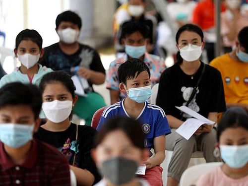 Người dân chờ được tiêm vaccine ngừa COVID-19 tại Phnom Penh, Campuchia ngày 1/8/2021. Ảnh: AFP/TTXVN