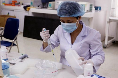 Các nhân viên y tế tại Trung tâm Kiểm soát Bệnh tật (CDC) Hà Nội thực hiện xét nghiệm Covid-19 cho các mẫu bệnh phẩm trong cộng đồng. Ảnh: Ngọc Nga.
