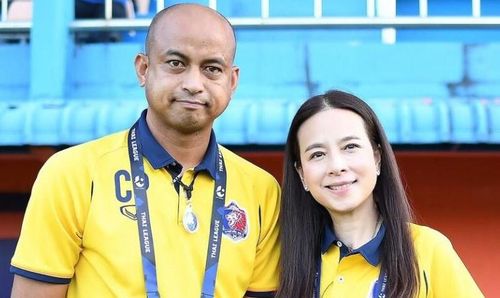 Madame Pang (phải) được bổ nhiệm làm quản lý 2 đội tuyển Thái Lan. Ảnh: Port FC.