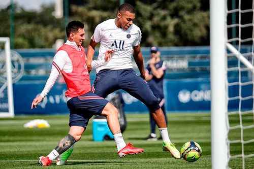 Mbappe so tài cùng Messi trong buổi tập. Tương lai của tiền đạo người Pháp đang là dấu hỏi lớn. Truyền thông châu Âu đưa tin vào rạng sáng 25/8 (giờ Hà Nội), Real Madrid đã đưa ra lời đề nghị trị giá 160 triệu euro (137 triệu bảng) để hỏi mua Mbappe. 