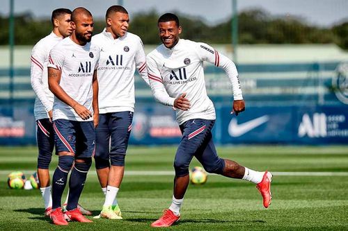  Ngoại trừ Mauro Icardi đang gặp chấn thương vai, HLV Mauricio Pochettino có đủ các ngôi sao lớn trên hàng công như Draxler, Kylian Mbappe, Neymar, Di Maria hay Messi trong buổi tập mới nhất của PSG. 
