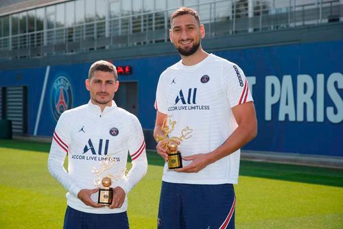  Donnarumma và Verratti nhận danh hiệu vinh danh từ PSG vì thành tích vô địch Euro 2020 trong màu áo tuyển Italy. Verratti là trụ cột tuyến giữa của Italy, trong khi thủ môn Donnarumma nhận danh hiệu cầu thủ hay nhất giải. 