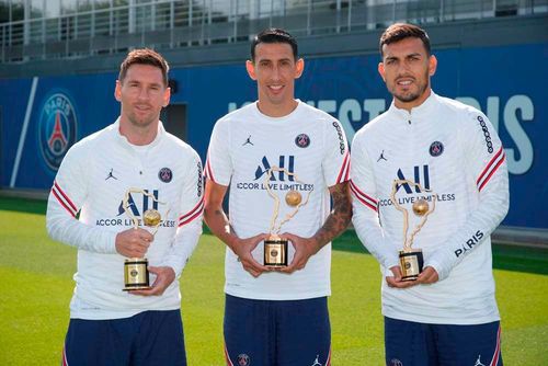  Messi, Di Maria và Paredes nhận danh hiệu vinh danh từ PSG vì thành tích vô địch Copa America 2021 cùng tuyển Argentina. Bộ ba của PSG đóng vai trò quan trọng giúp "La Albiceleste" giải cơn khát danh hiệu ngay trên đất Brazil hè này. 