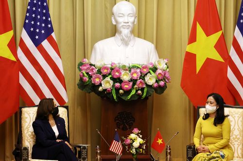 Phó tổng thống Mỹ Harris trò chuyện cùng Phó chủ tịch nước Võ Thị Ánh Xuân tại Phủ chủ tịch. Ảnh: Reuters.