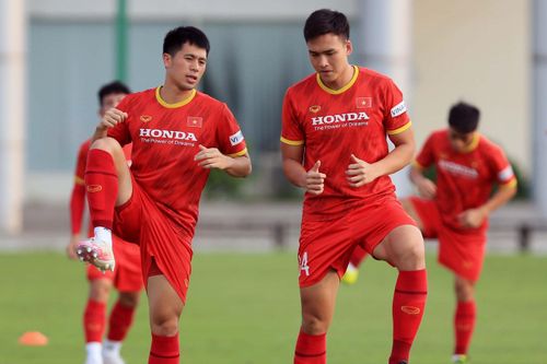  Giữa Đình Trọng và Việt Anh cho vị trí trung vệ, HLV Park chọn Đình Trọng. Ảnh: VFF. 