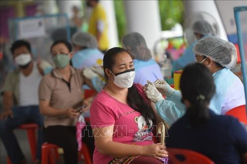 Nhân viên y tế tiêm vaccine ngừa COVID-19 cho người dân tại Bangkok, Thái Lan, ngày 26/8/2021. Ảnh: THX/TTXVN