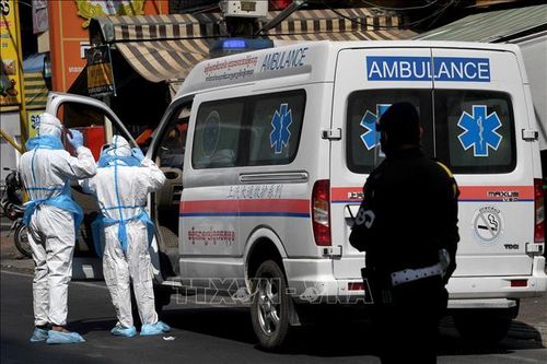 Nhân viên y tế chuyển bệnh nhân COVID-19 tới bệnh viện tại Phnom Penh, Campuchia. Ảnh: AFP/TTXVN