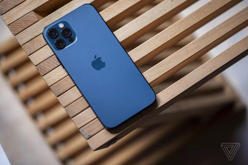 Apple xác nhận lỗi loa thoại trên iPhone 12 và iPhone 12 Pro. Ảnh: The Verge.