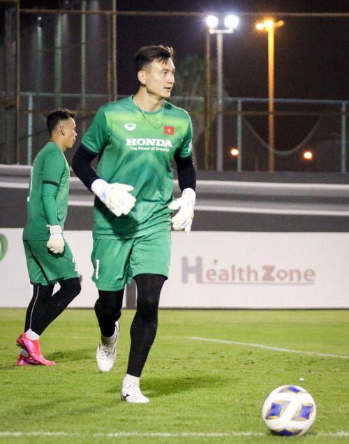  Sau một thời gian vắng mặt ở đội tuyển, Văn Lâm đã trở lại. Anh sẽ cạnh tranh với Bùi Tấn Trường cho vị trí bắt chính trong khung thành đội tuyển Việt Nam. 