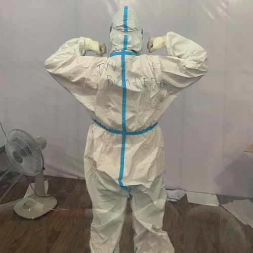 Công việc căng thẳng nhưng Thế Biên cùng đồng đội luôn cố gắng, giữ tinh thần chống dịch.