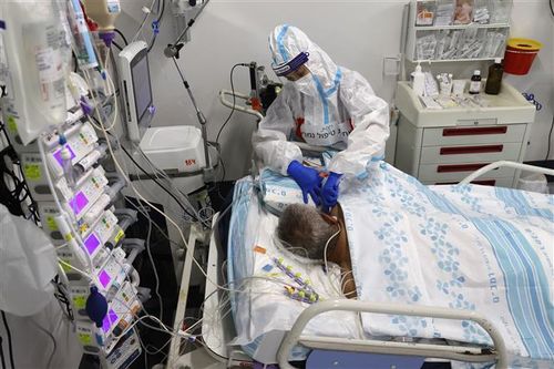 Điều trị cho bệnh nhân nhiễm COVID-19 tại bệnh viện ở Haifa, Israel. Ảnh: AFP/TTXVN