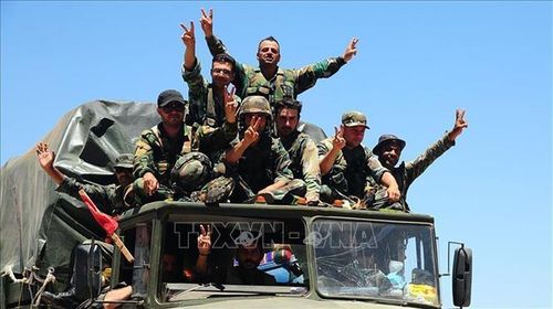 Binh sĩ Syria giành quyền kiểm soát thị trấn Um al-Mayathen, cách thành phố Daraa khoảng 10km về phía Đông, ngày 8/7/2018. Ảnh: THX/TTXVN