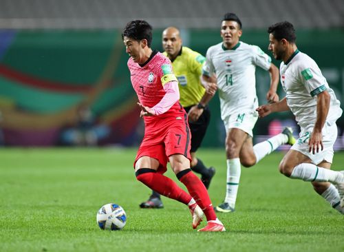Phút 21, Son Heung-min có pha đột phá trong vùng cấm Iraq trước khi ngã. Tuy nhiên, trọng tài chính không cho Hàn Quốc hưởng 11 m. Ngôi sao 29 tuổi liên tục có những pha xử lý tốt nhằm uy hiếp đối phương.