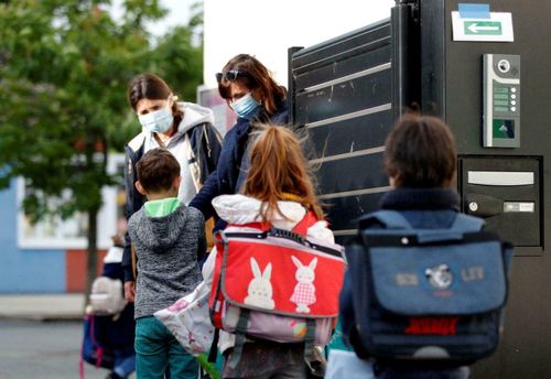 Học sinh rửa tay sát khuẩn tại lối vào trường gần Nantes. Ảnh: Reuters