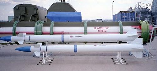 Hệ thống S-400 có tầm bắn rất xa; ví dụ tên lửa tầm xa 40N6 có tầm bắn 400 km. Hệ thống cũng có thể được trang bị các loại tên lửa khác nhau để đối phó với các mối đe dọa khác nhau, bao gồm cả máy bay tàng hình của đối phương và gây nhiễu radar.