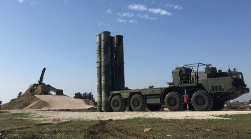 Hệ thống phòng không S-400 của Nga luôn là tâm điểm của sự chú ý và Mỹ cực lực phản đối việc mua loại tên lửa này của bất kỳ đồng minh nào. Đồng minh của NATO là Thổ Nhĩ Kỳ đã bị Mỹ trừng phạt vì mua S-400. Đồng thời, Mỹ cũng không hài lòng với việc Ấn Độ mua S-400. Theo thông tin, Ấn Độ sẽ nhận được hệ thống S-400 vào cuối năm nay.
