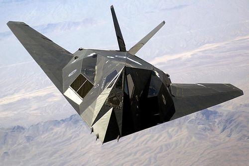 Công nghệ tàng hình hay "khả năng phát hiện thấp", được công ty hàng không vũ trụ Mỹ Lockheed cụ thể hóa thành máy bay chiến đấu tàng hình F-117 vào những năm 1970. Trong chiến tranh Vùng Vịnh lần 1 (1991), F-117 đã làm hệ thống phòng không đồ sộ của Iraq "tắt điện".