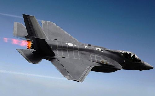 Một loại máy bay chiến đấu tàng hình F-35 khác của Mỹ cũng nhanh chóng tiếp bước và bay lần đầu tiên vào năm 2006. Máy bay được sử dụng cho các nhiệm vụ không chiến và tấn công mặt đất và hiện đang được sử dụng bởi Hải quân, Thủy quân lục chiến và Không quân Mỹ.