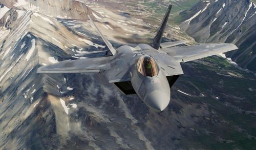 F-22 Raptor là tiêm kích chiếm ưu thế trên không, đã thực hiện chuyến bay đầu tiên vào năm 1997. Diện tích phản xạ radar của nó chỉ tương đương với một quả bóng gôn hoặc một con ong.