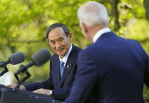  Ông Suga cũng khẳng định liên minh với Mỹ tiếp tục sẽ là nền tảng cho chính sách đối ngoại của Nhật Bản. Hôm 16/4, Thủ tướng Suga đã có chuyến thăm Nhà Trắng để gặp Tổng thống Mỹ Joe Biden. Trong tuyên bố mới, Nhật Bản sẽ "quyết tâm tăng cường năng lực quốc phòng nhằm củng cố liên minh song phương và an ninh khu vực". Ảnh: AP.