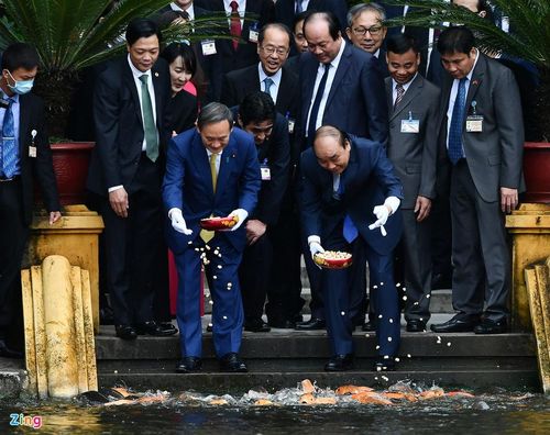 Hơn một tháng sau khi nhậm chức, Thủ tướng Suga đã chọn Việt Nam là điểm đến trong chuyến công du nước ngoài đầu tiên. "Việt Nam đóng vai trò trọng yếu khi Nhật Bản tiến hành chính sách Ấn Độ Dương - Thái Bình Dương tự do và mở (FOIP)”, ông Suga phát biểu. “Tôi chọn Việt Nam vì Việt Nam là địa điểm thích hợp nhất để tôi gửi thông điệp này lần đầu tiên ra thế giới”. Ảnh: Hoàng Hà. 