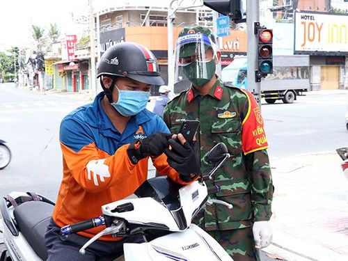 Cán bộ chiến sỹ sư đoàn 309, Quân đoàn 4 tăng cường tham gia kiểm soát giao thông trên đường Cộng Hòa, Thành phố Hồ Chí Minh. Ảnh: Xuân Khu-TTXVN