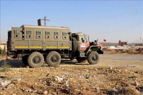 Xe quân sự của liên quân Nga và Syria tại thành phố Deraa. Ảnh: AFP/TTXVN