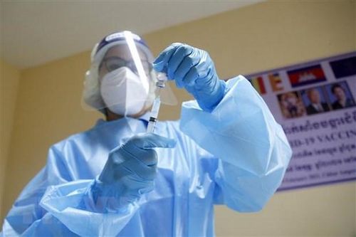 Nhân viên y tế tiêm vaccine ngừa COVID-19 tại Phnom Penh, Campuchia. (Ảnh: THX/TTXVN)