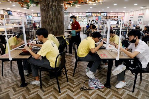  Một quán ăn ở Singapore áp dụng các biện pháp phòng chống dịch bệnh. Ảnh: Reuters. 