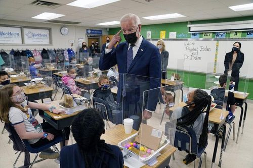 Tổng tống Joe Biden đến thăm một trường học ở Virginia. Ảnh: AP. 