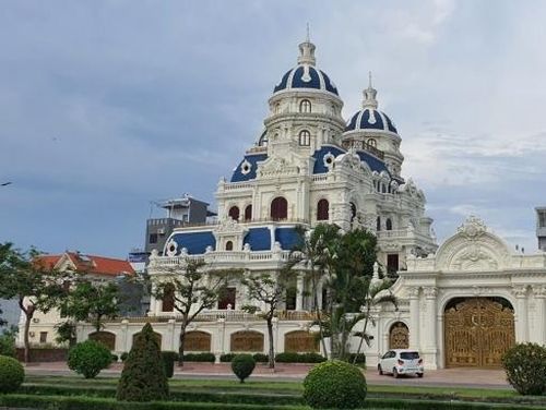Tòa lâu đài nguy nga của "đại gia" Ngô Văn Phát nằm trên đường Lê Hồng Phong (Hải Phòng).