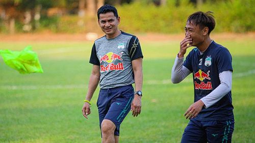 HLV Kiatisuk còn 1 năm hợp đồng với HAGL. Ảnh: HAGL FC