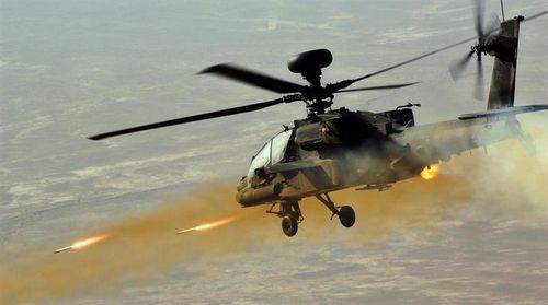 Apache là một thiết kế cũ, mặc dù đã đầu tư rất nhiều vào việc nâng cấp, tập trung nhiều vào cảm biến và vũ khí để đảm bảo rằng trực thăng vẫn có thể tác chiến trong điều kiện mới. Tuy nhiên, khó khăn trong việc bảo trì được coi là một nhược điểm nổi bật.