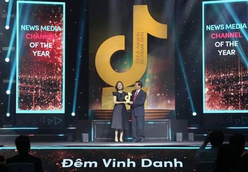 Đại diện VTV24 news nhận giải thưởng vinh danh tại TikTok Awards Việt Nam 2020. ẢNH: VTV.vn
