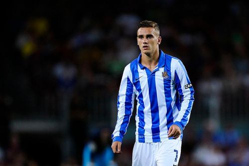 Hình ảnh Griezmann trong những năm đầu tiên khoác áo Real Sociedad. Đây cũng là CLB chuyên nghiệp đầu tiên của cầu thủ này. Ở ngay mùa giải đầu khoác áo đội một (2009/10), anh ghi 6 bàn sau 39 trận giúp đội chủ sân Anoeta giành quyền thăng hạng La Liga.