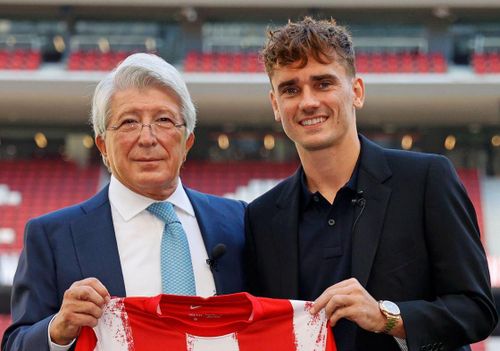 Ngày 8/9, Antoine Griezmann ra mắt người hâm mộ Atletico Madrid lần thứ 2 trong sự nghiệp. Anh trở về sân Wanda Metropolitano dưới dạng cho mượn kèm điều khoản mua đứt sau 2 mùa giải thi đấu cho Barcelona. Tiền đạo người Pháp khiến CĐV thích thú với vẻ ngoài trau chuốt, đặc biệt là mái tóc được cắt tỉa gọn gàng.