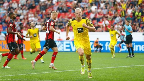 Sau khi đội chủ nhà có bàn mở tỷ số ngay phút thứ 9, Haaland ghi bàn gỡ hòa. Thomas Meunier kiến tạo để Haaland sút tung lưới Leverkusen ở phút 37.