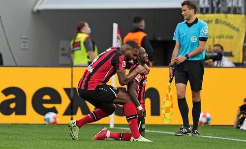 Leverkusen 3 lần dẫn trước Dortmund, thế nhưng những sai lầm ở hàng phòng ngự khiến họ phải trả giá đắt. Thậm chí, họ không thể giành được ít nhất 1 điểm trước Dortmund.