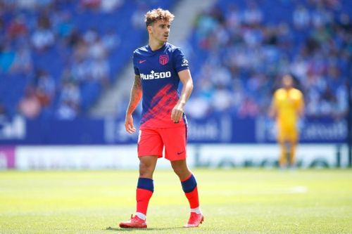  Trong trận tái xuất Atletico, Griezmann thay đổi diện mạo bằng kiểu tóc mới. Đây chính là hình ảnh CĐV từng thấy ở Griezmann trong giai đoạn đầu khoác áo Atletico. Từ khi gia nhập Barca, Griezmann đổi kiểu tóc khác. Cho đến trận khoác áo tuyển Pháp vài ngày trước, Griezmann vẫn để mái tóc bó dài, trước khi thay đổi. 