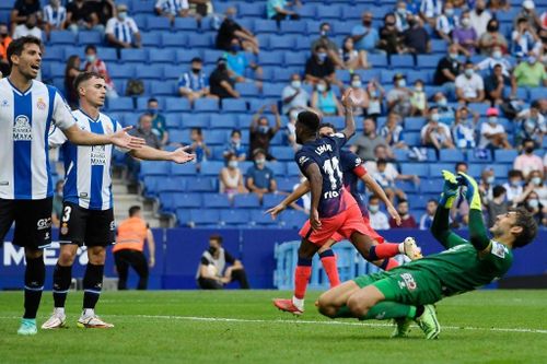  Lemar được HLV Diego Simeone tung vào sân ở hiệp 2. Từ đường chuyền của Yannick Carrasco, Lemar khống chế, rồi dứt điểm mang về bàn thắng quý như vàng cho Atletico. 