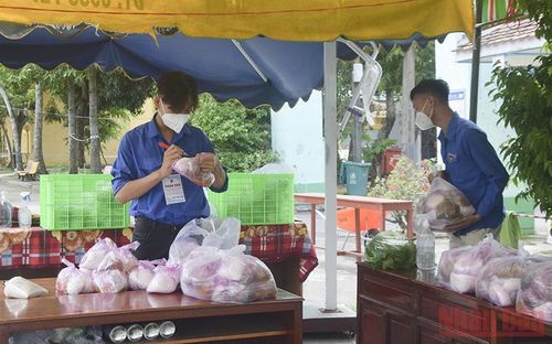 Chuẩn bị thức ăn tại một khu cách ly ở TP Sa Đéc, Đồng Tháp. (Ảnh: HỮU NGHĨA)